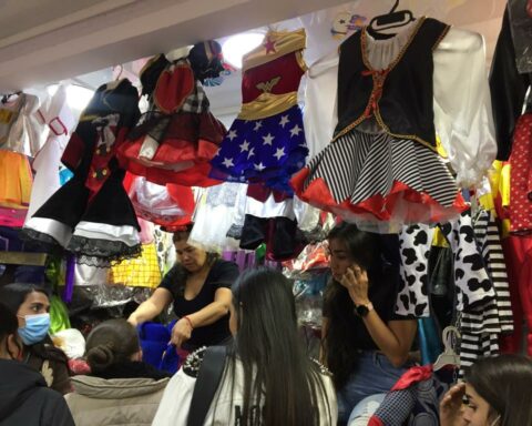 Beware of masks and other elements that children will use in their costumes for Halloween