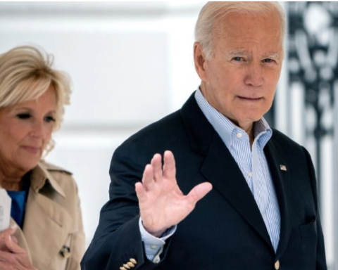 Biden tours Florida devastated by Hurricane Ian and governed by a fierce adversary
