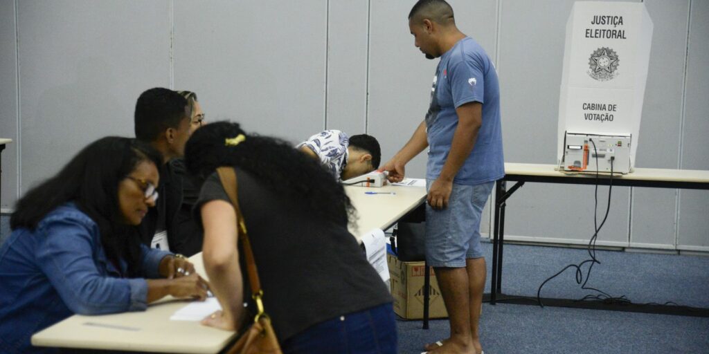 Biggest polling place in the capital of Rio de Janeiro has a quiet morning