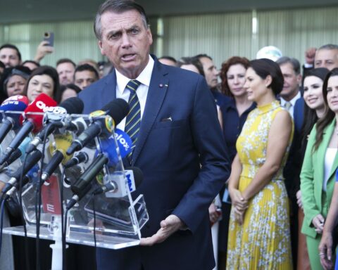 Bolsonaro receives re-elected federal deputies at Palácio da Alvorada