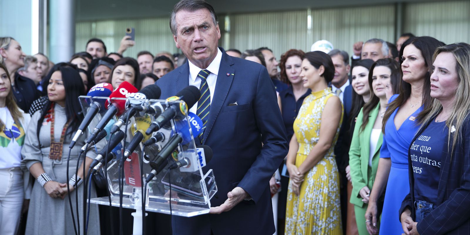 Bolsonaro receives re-elected federal deputies at Palácio da Alvorada