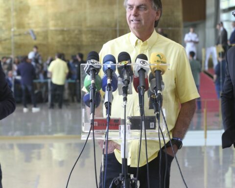 Bolsonaro receives support from former senators and country singers