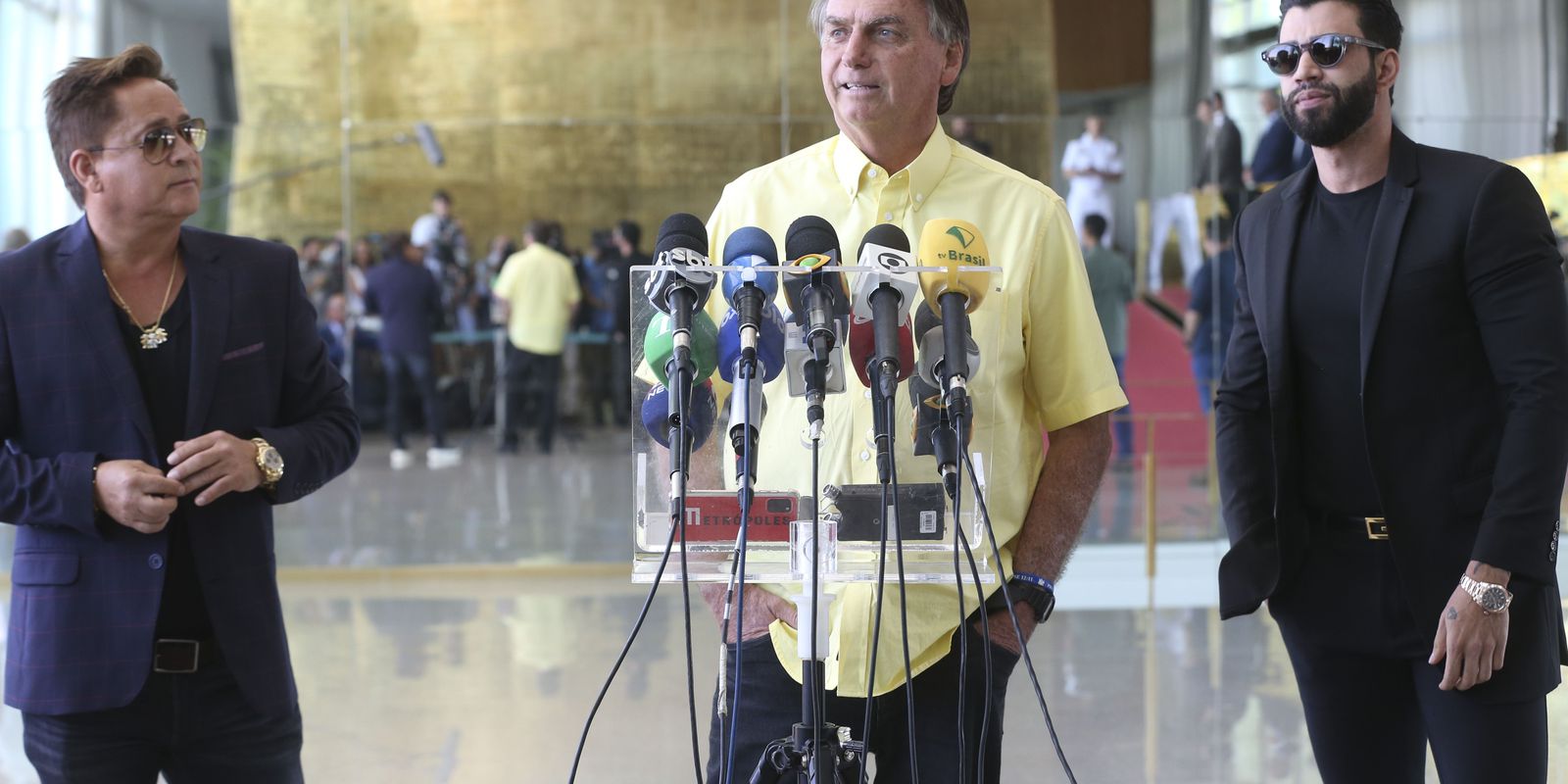Bolsonaro receives support from former senators and country singers