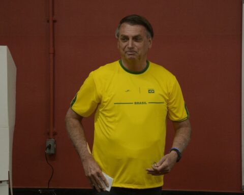 Bolsonaro votes for municipal school in Rio de Janeiro