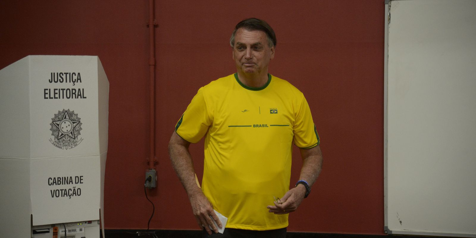 Bolsonaro votes for municipal school in Rio de Janeiro