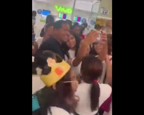 Mantequilla se dio su "baño de pueblo" como un artista famoso