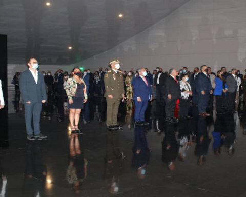 CGR en conmemoración de 84° aniversario entrega ofrenda floral a El Libertador en Panteón Nacional