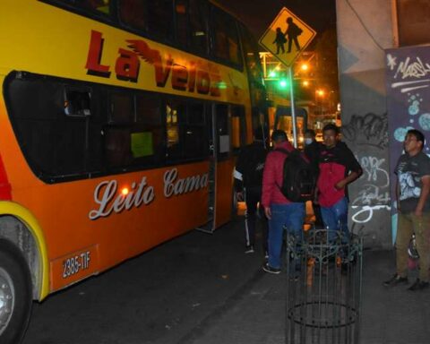 Cabildo del MAS is described by civic members as an assembly of masistas;  Camacho warns people to stay and cause violence