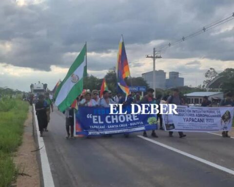 Caravan of supporters of the MAS departs from San Carlos to the capital of Santa Cruz
