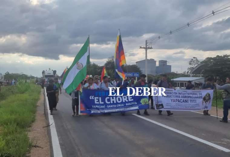 Caravan of supporters of the MAS departs from San Carlos to the capital of Santa Cruz