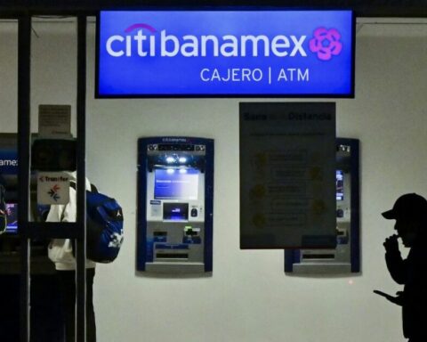 Carlos Slim or Germán Larrea, who will stay with Banamex?