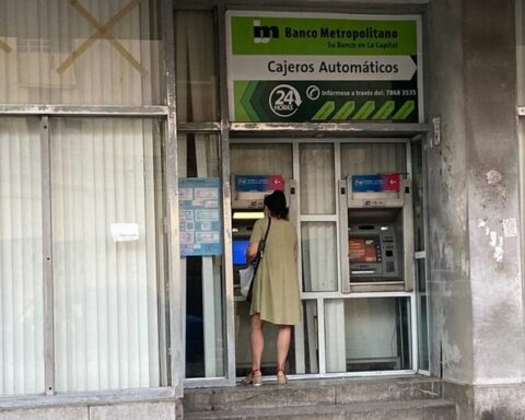 Cash does not arrive at noon at ATMs in Havana