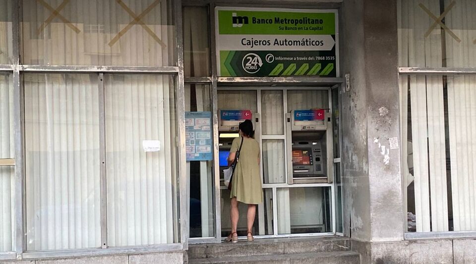 Cash does not arrive at noon at ATMs in Havana