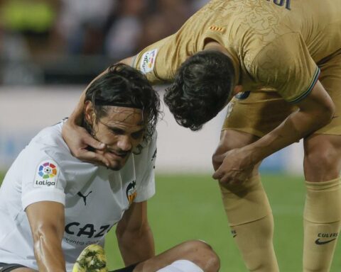 Cavani pampers his ankle but Valencia breathe easy... and Uruguay too