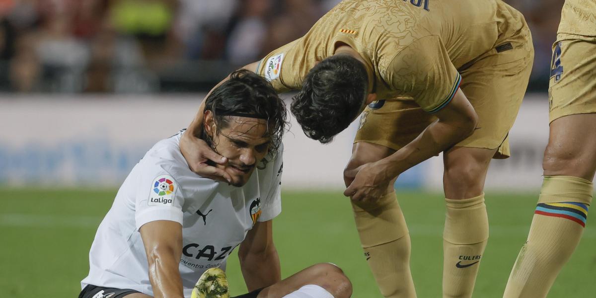 Cavani pampers his ankle but Valencia breathe easy... and Uruguay too