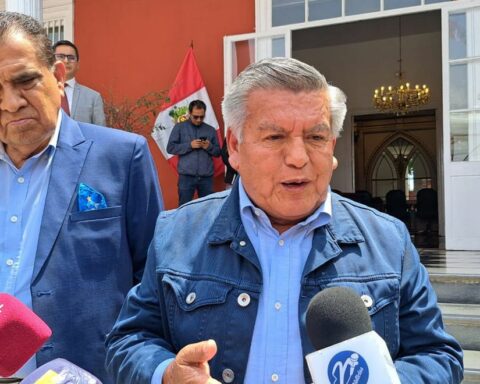 César Acuña: "There are congressmen who, rather than think about the country, think about their salary"