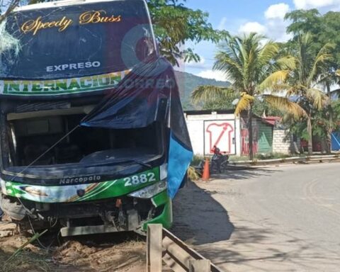 Chanchamayo: bus with 26 passengers gets lost and trees support it preventing it from falling