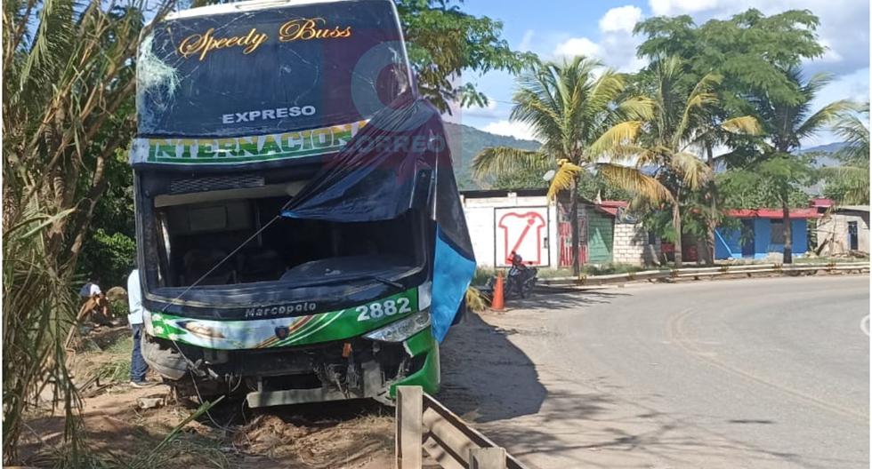 Chanchamayo: bus with 26 passengers gets lost and trees support it preventing it from falling