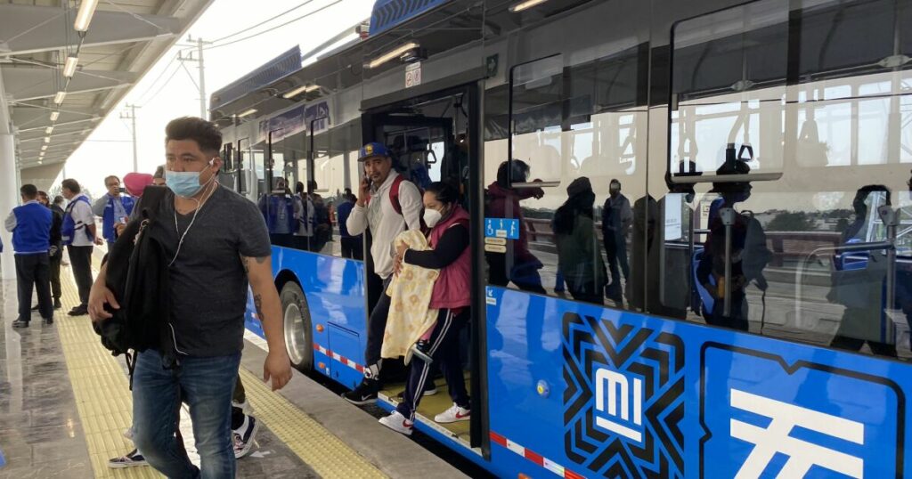 Chronicle |  Elevated Trolleybus opens its doors with outdated hype and cymbal