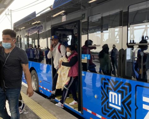 Chronicle |  Elevated Trolleybus opens its doors with outdated hype and cymbal