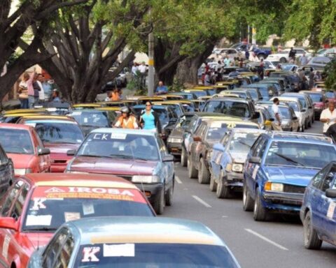 For the traffic in the city of Santiago there are no rush hours, because the streets and avenues are permanently blocked as shown in this photo taken this morning on the avenue 27 de Febrero with 30 de Marzo.  Although the plugs were common in this city, with the works of the cable car and the monorail they have become chaotic.