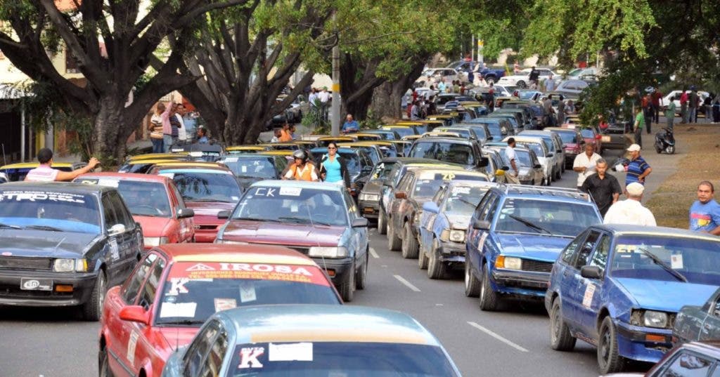 For the traffic in the city of Santiago there are no rush hours, because the streets and avenues are permanently blocked as shown in this photo taken this morning on the avenue 27 de Febrero with 30 de Marzo.  Although the plugs were common in this city, with the works of the cable car and the monorail they have become chaotic.