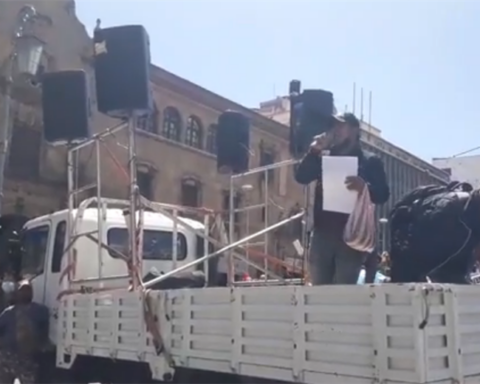 Council of trade unions and coca growers gives the Government two weeks to meet its demands and warns of a national blockade