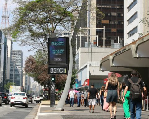 Covid-19: Brazil records 8,216 cases and 133 deaths in 24 hours