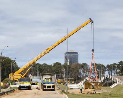 Cranes arrived to continue work in Puente de la Barra