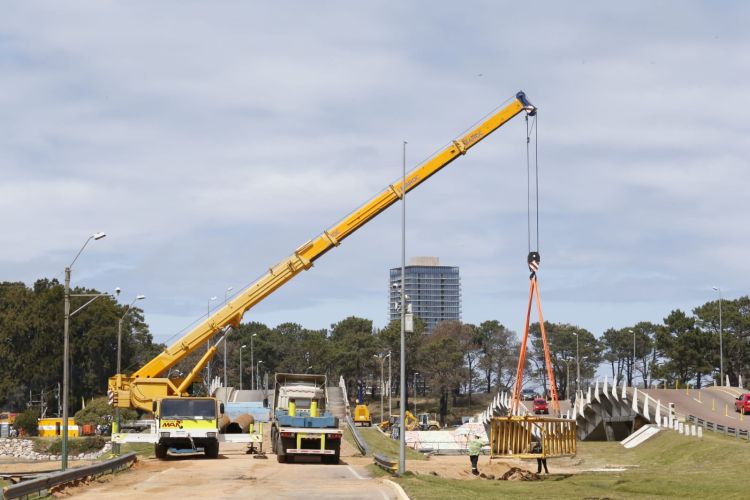 Cranes arrived to continue work in Puente de la Barra