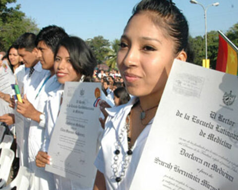 Cuba charged Bolivia millions of dollars for 5,000 scholarships "free" of Medicine