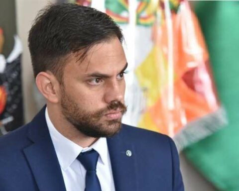 Del Castillo asked that "the governor of Santa Cruz, along with his henchmen" reflect and let the people of Santa Cruz work