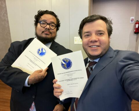 Divergentes receives an award for "Journalistic Excellence" from the IAPA