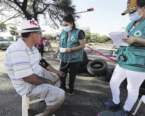 Doctors ask neighbors to let them get to their jobs