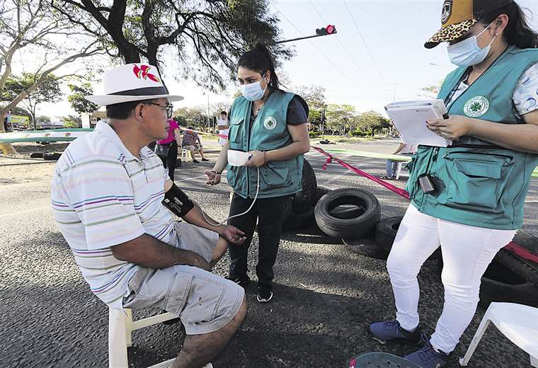 Doctors ask neighbors to let them get to their jobs