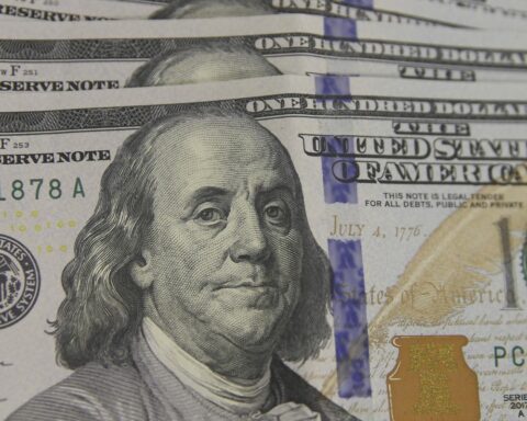 Dollar closes stable, even with high inflation data in the US