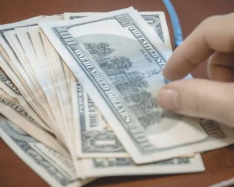 Dollar reaches its historical maximum and exceeds 4,700 pesos