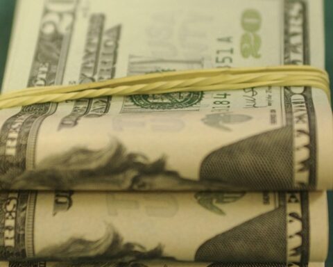 Dollar rises to BRL 5.21 awaiting US economic data