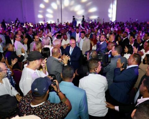 Domínguez Brito greets the PLD leaders who support his presidential aspirations in the internal consultation on October 16