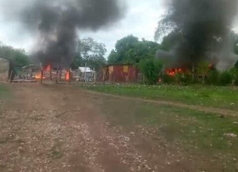 Dominicanos queman casas de haitianos en Puerto Plata tras asesinato