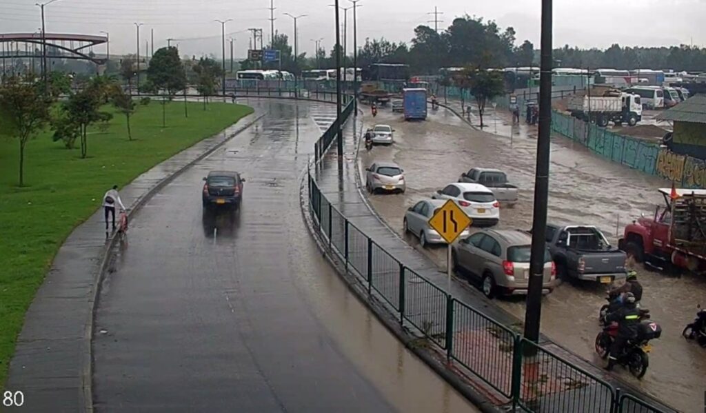 Downpour this Friday in Bogotá collapsed 80th Street