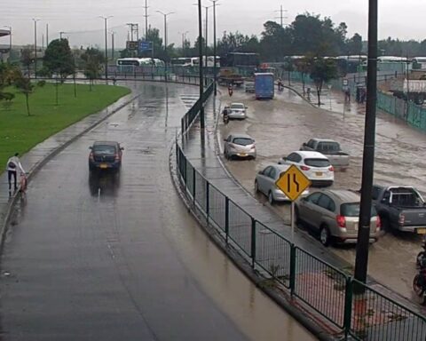 Downpour this Friday in Bogotá collapsed 80th Street