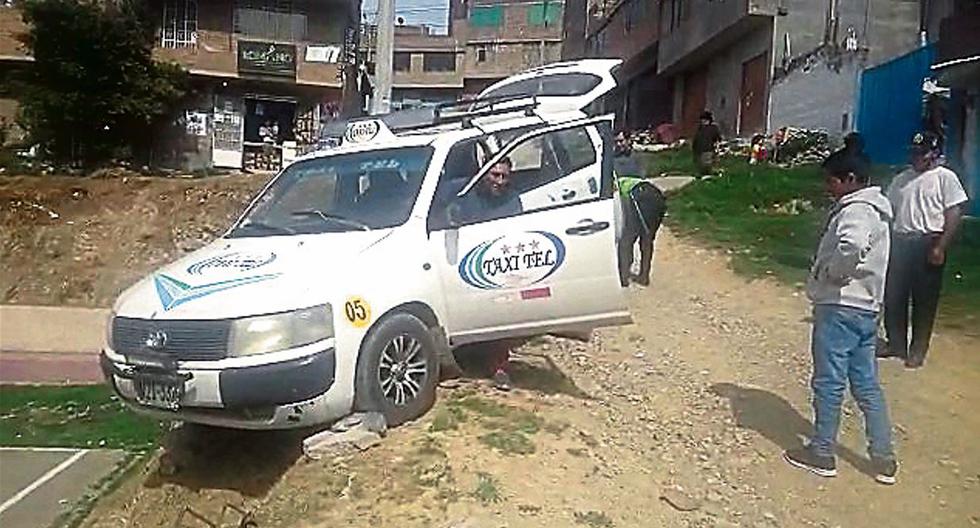 Driver does not release the brake to prevent his car from falling to a slope, in Huancayo