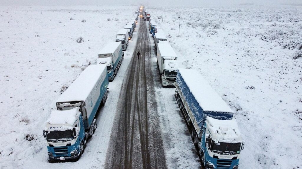 Due to bad weather, they close the international pass Cristo Redentor