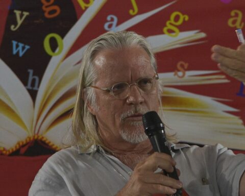 É Tudo Brasil airs an interview with Nicolas Behr on Rádio Nacional