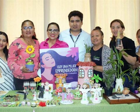 Entrepreneurs exhibit and market their craft products in Manzana Uno