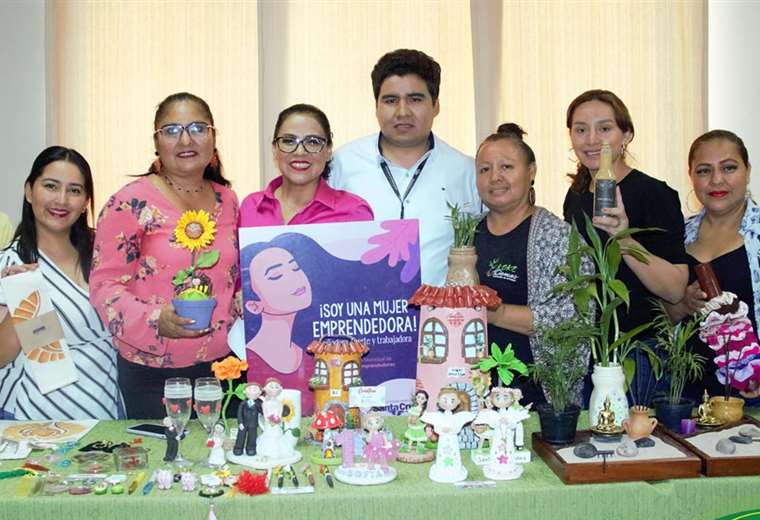 Entrepreneurs exhibit and market their craft products in Manzana Uno