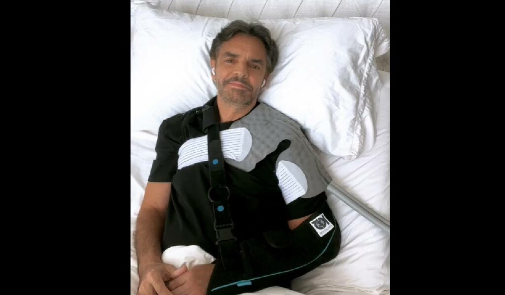 Eugenio Derbez reappears on the street after suffering a serious accident