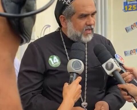 Father Kelmon votes for school in Salvador