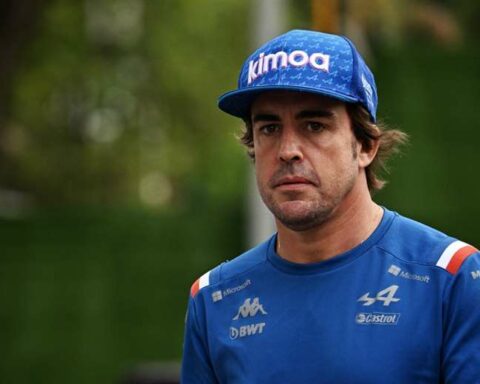 Fernando Alonso becomes the driver with the most GP races in F1 history